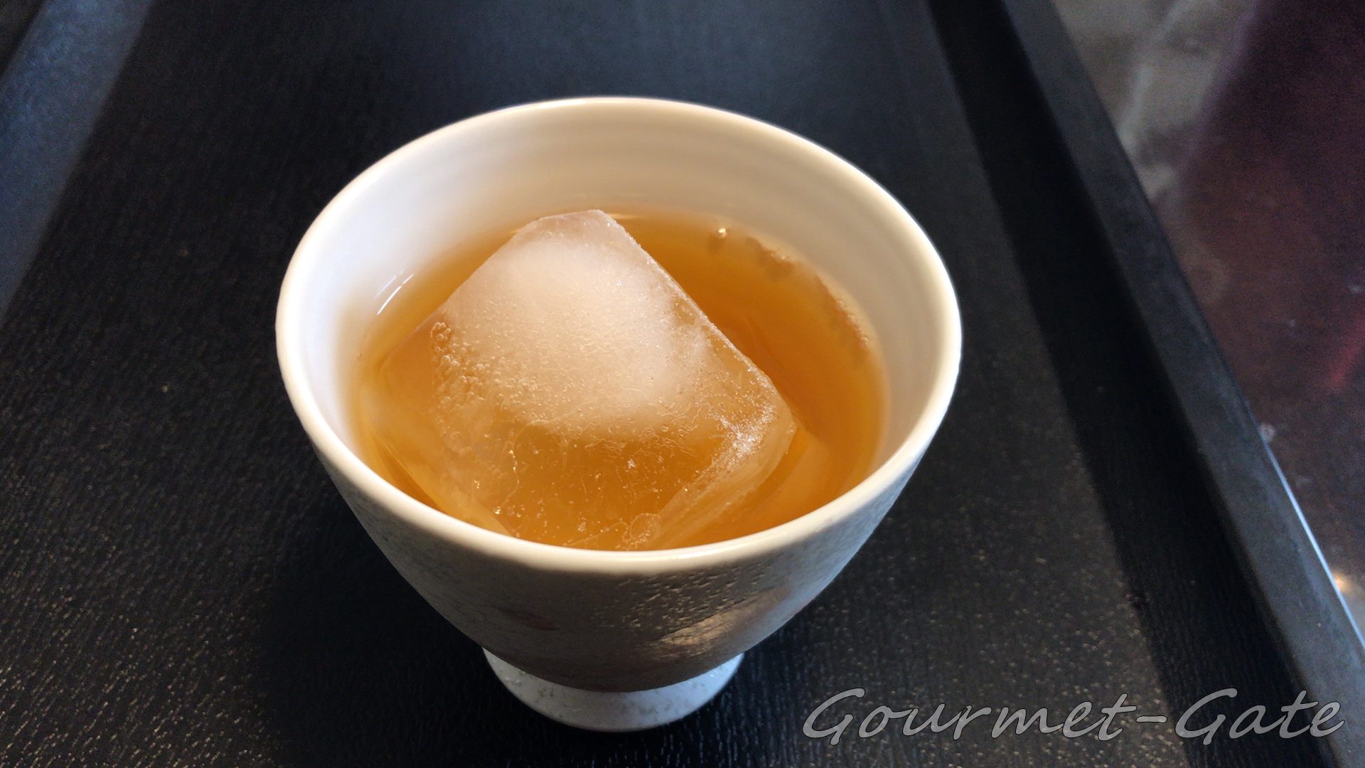 大きな氷は素早く温かいお茶をアイスティーにするのに便利