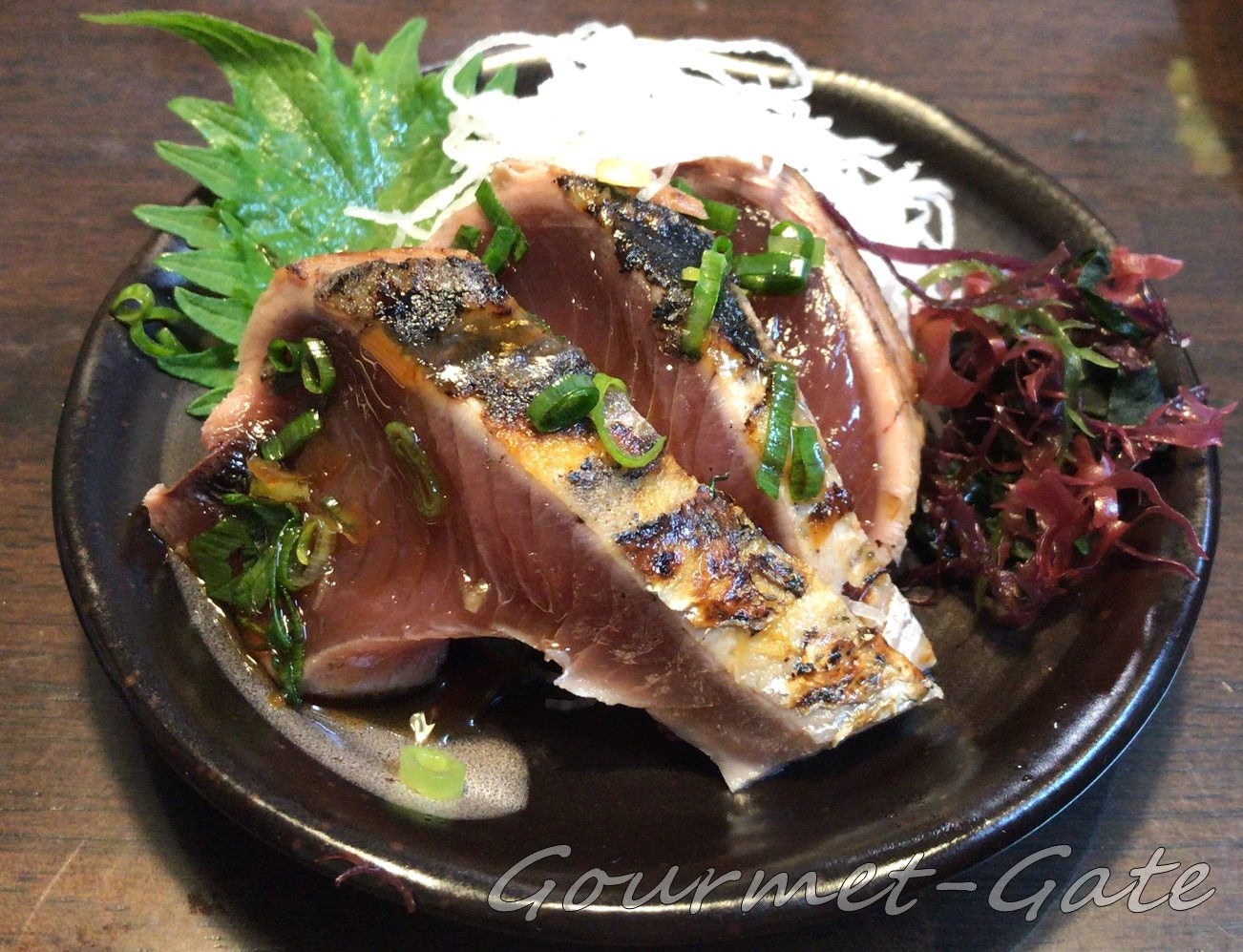 かつおのタタキに、黄ニラしょうゆ