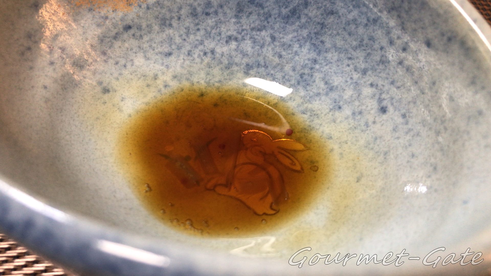 色合いはやや薄めの醤油