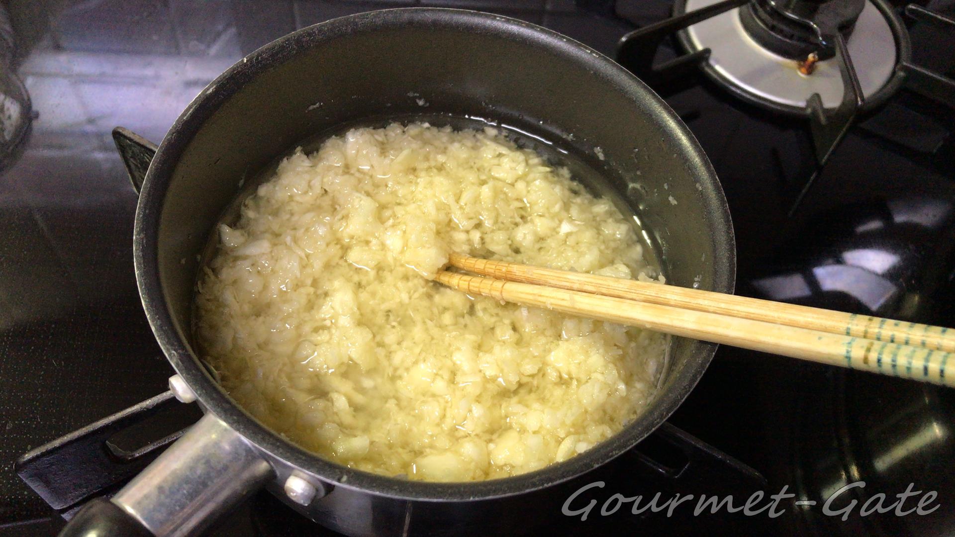 おすきな油でニンニクを煮る