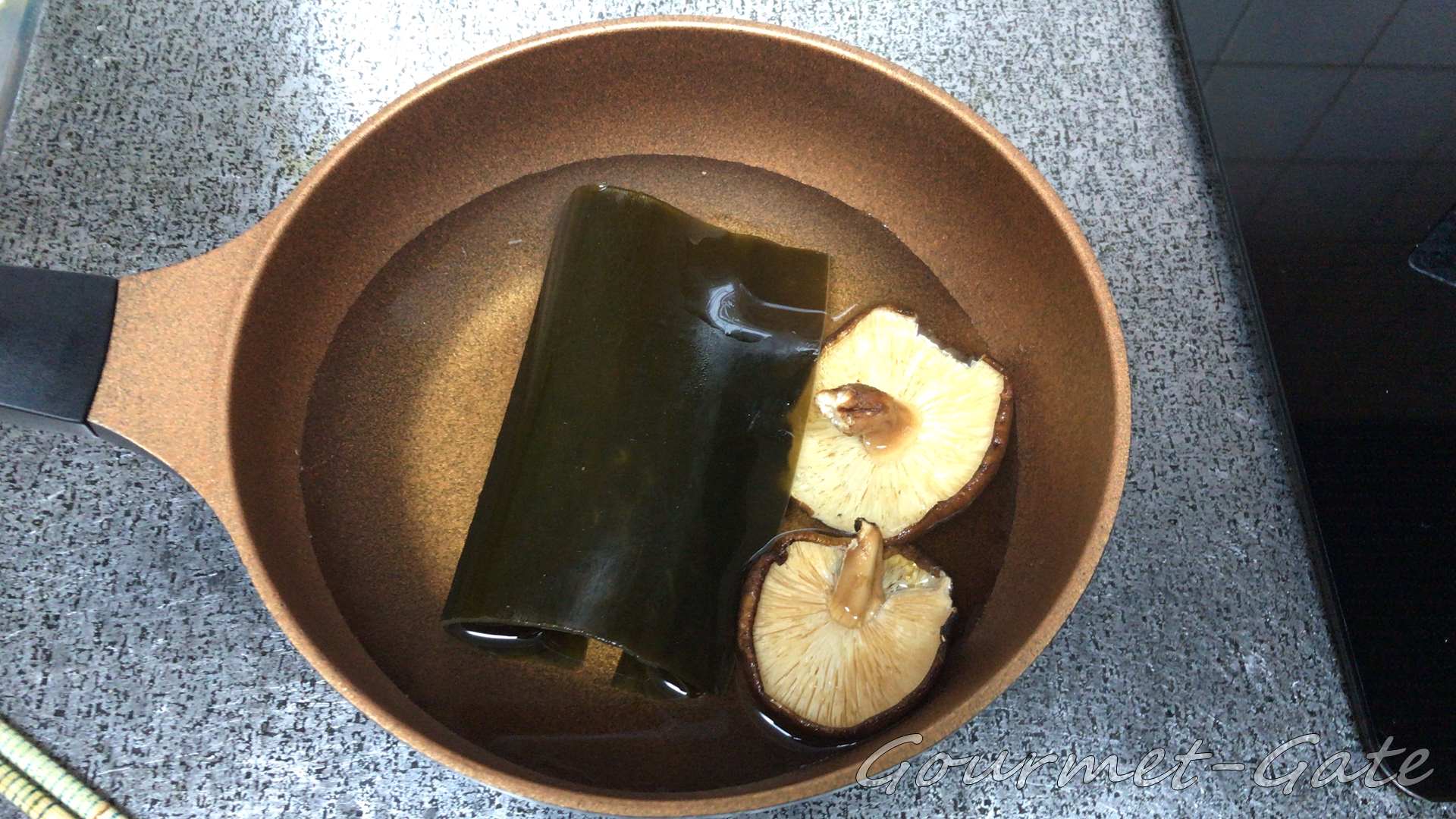 出汁を取る、昔の管理人は素人感あるな…昆布は1/10ぐらいで良い
