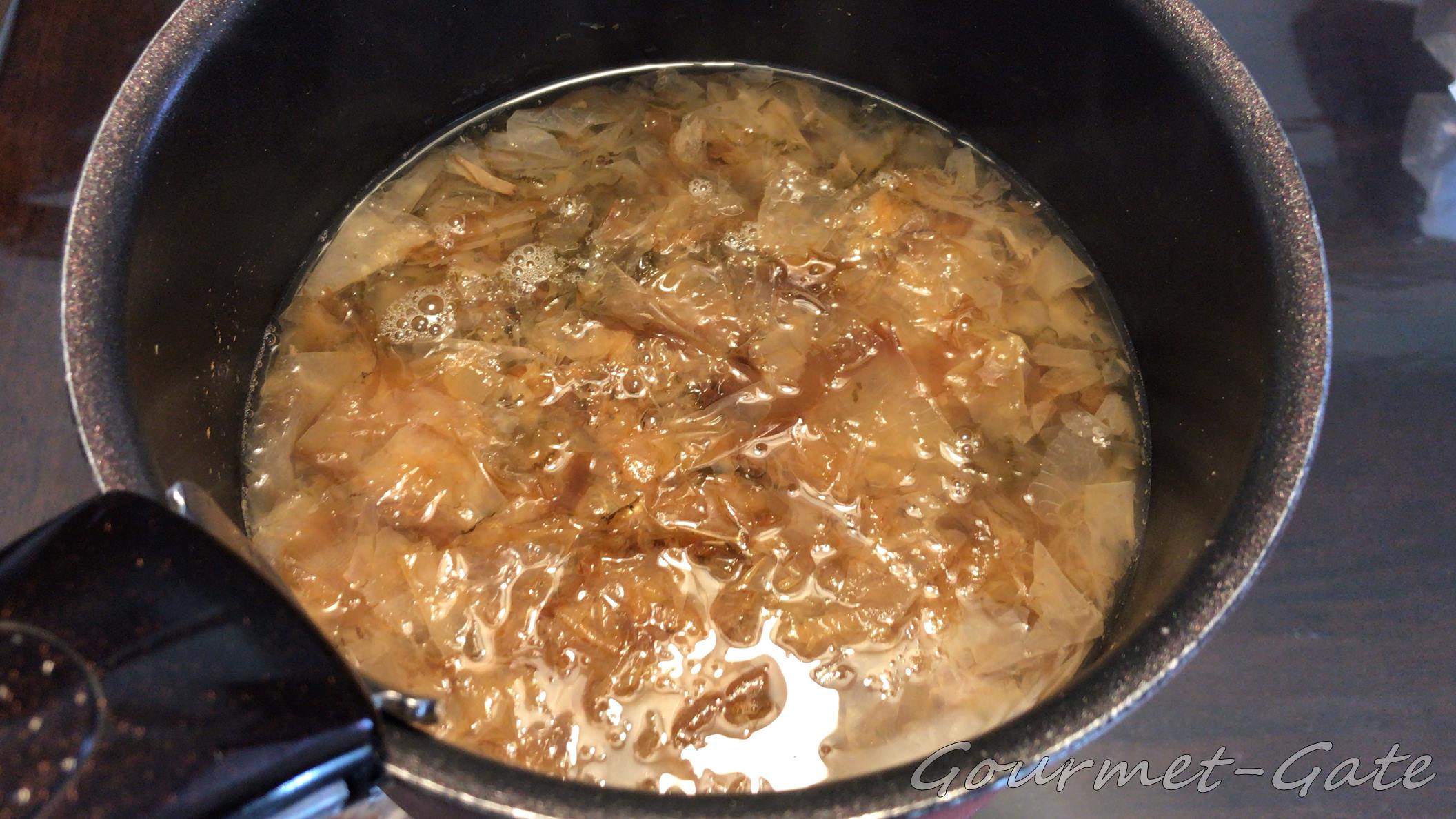 お湯をそそぐだけ、左手は添えるだけ