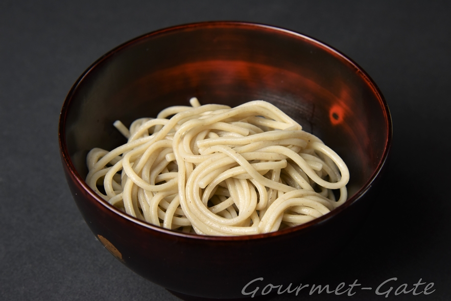 越後ひとゑの色合いは薮そばの様にほのかに緑がかっている