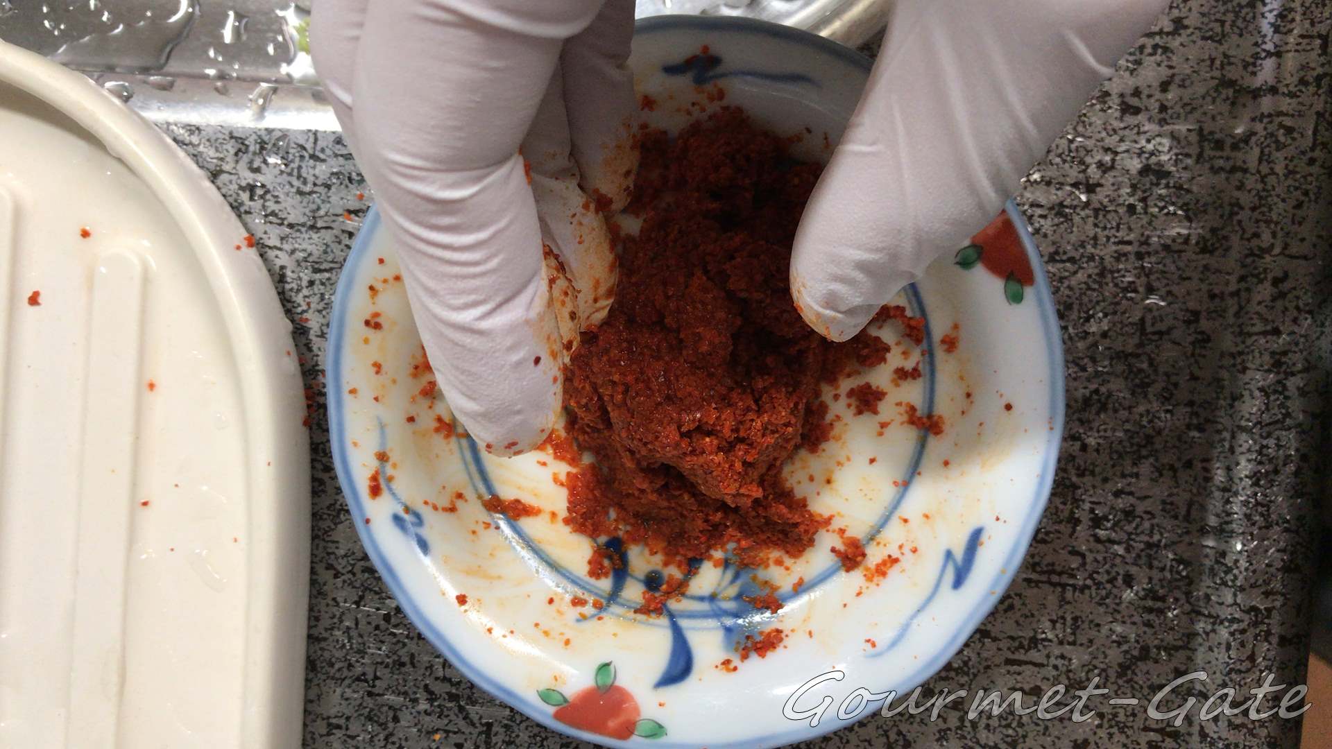 食べるラー油の香辛料を練る作業