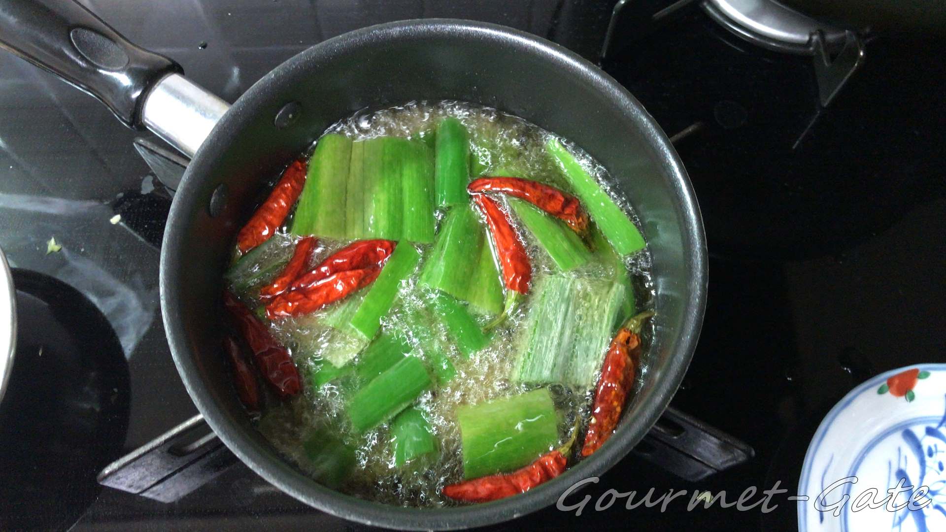 風味を高める為に丸ごと唐辛子を入れる