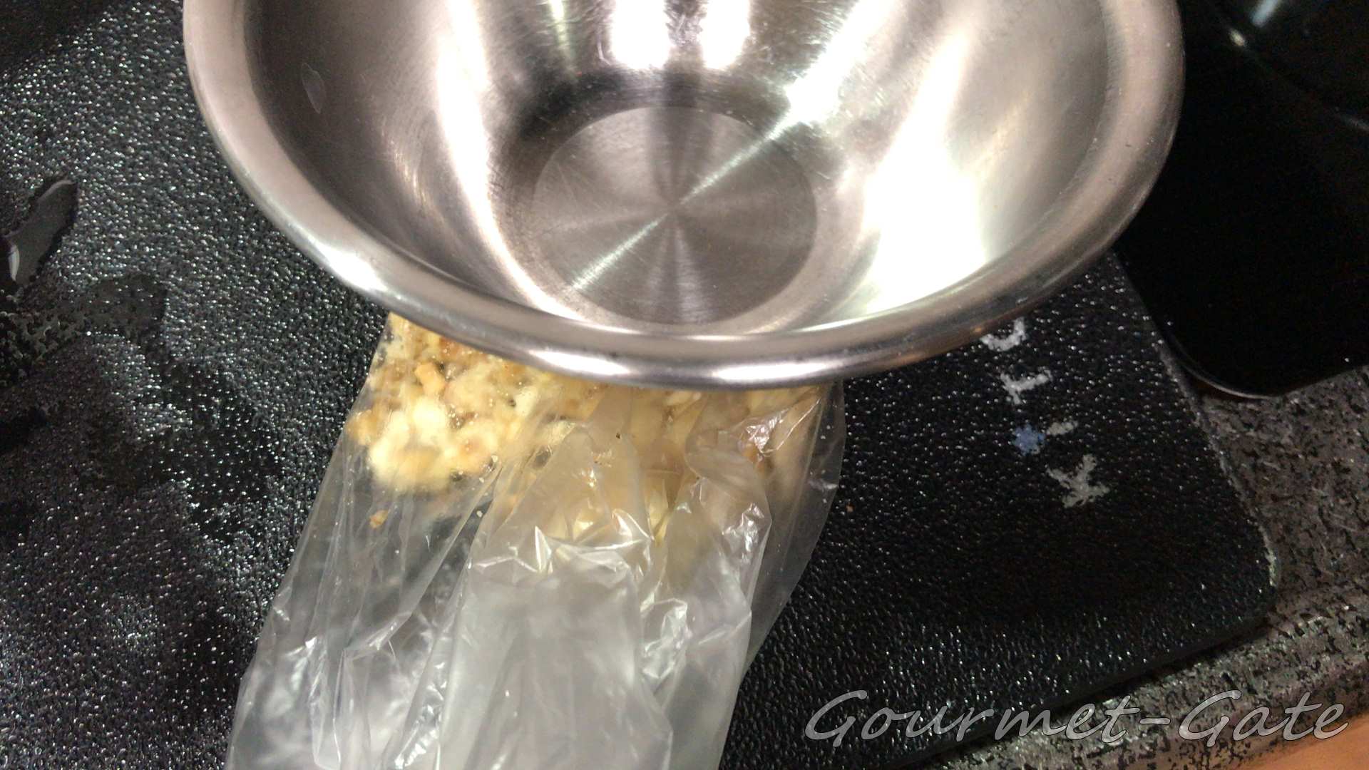 ナッツ類はボールのそこで粗めに砕く