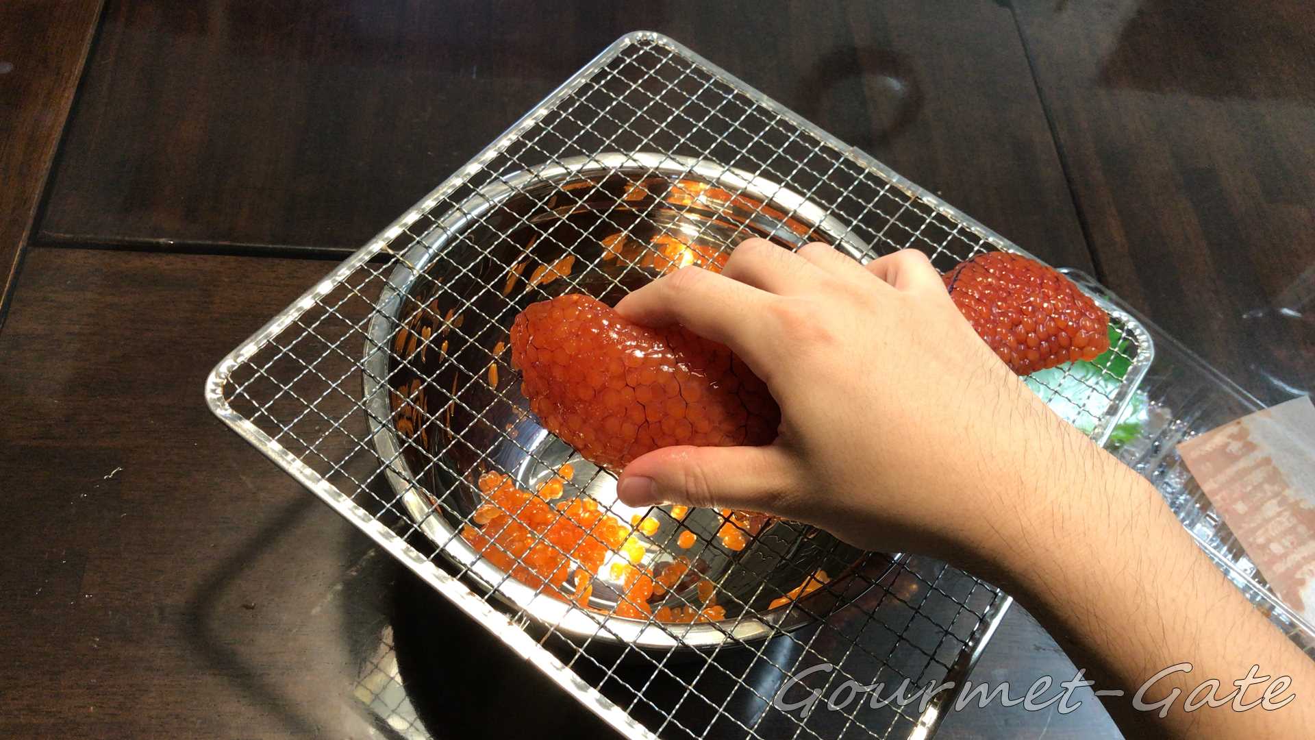 網にこすりつけてイクラをほぐす