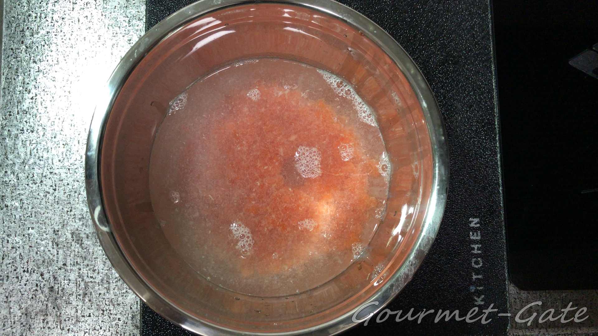 水で洗うと汚れが出る