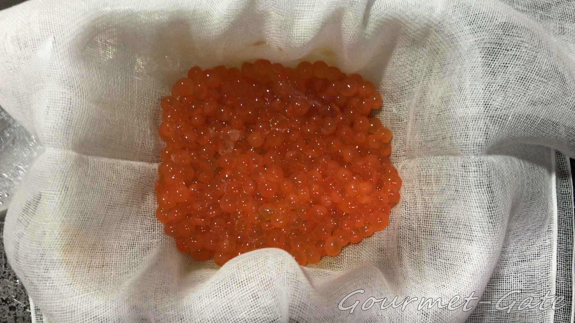 味噌の上にガーゼを乗せ、イクラをその上に乗せる