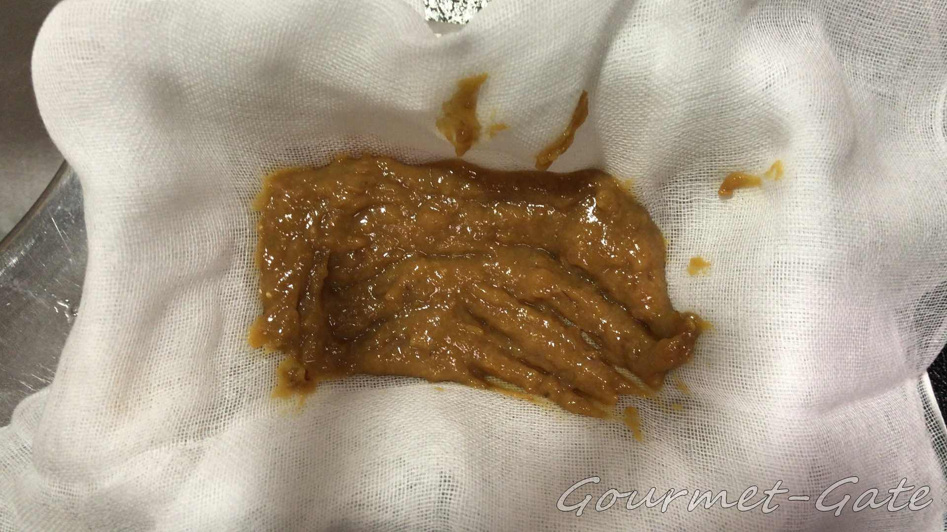 ガーゼを被せて、味噌をのせる
