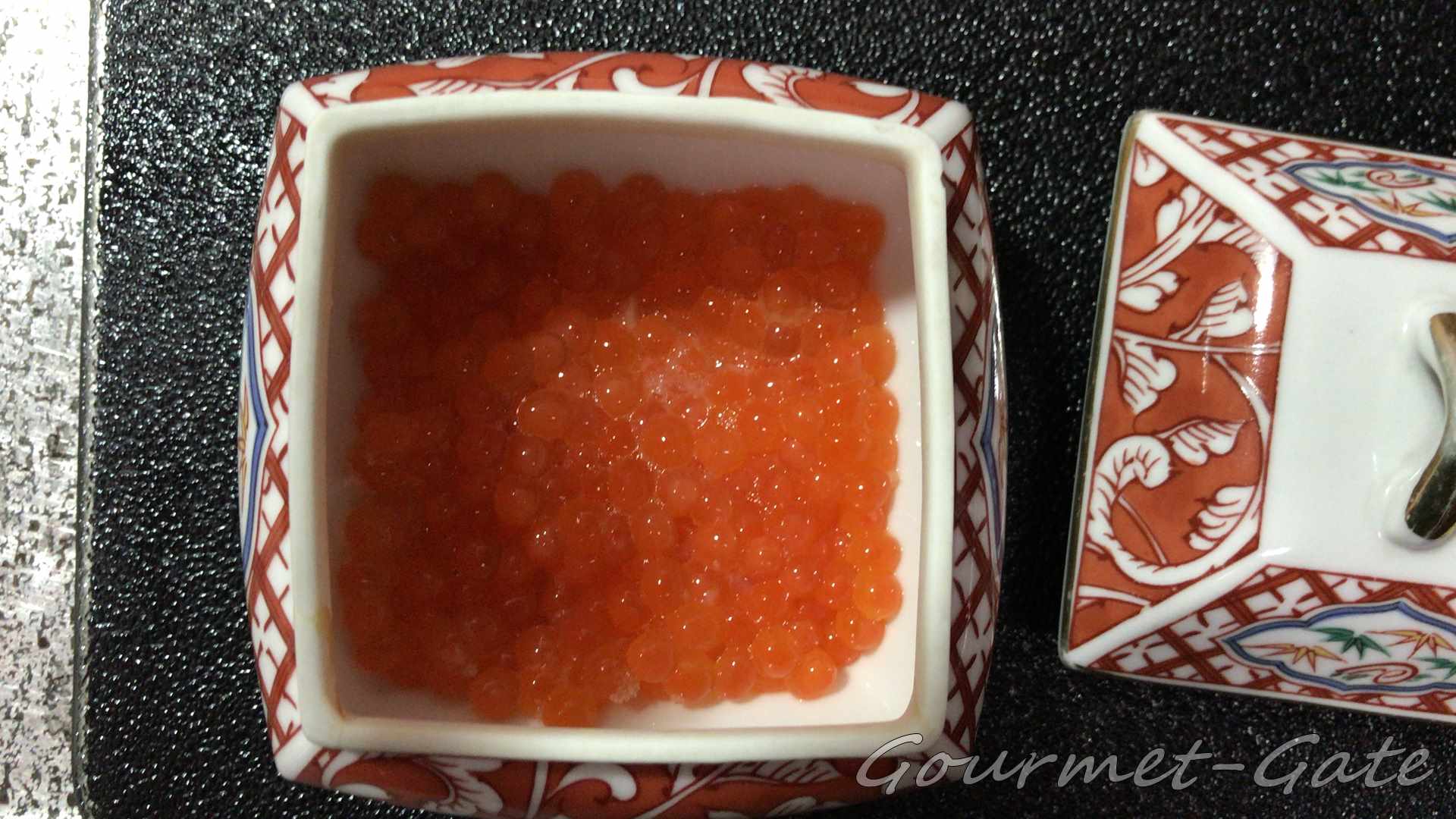 塩漬けのイクラは塩を混ぜるだけ