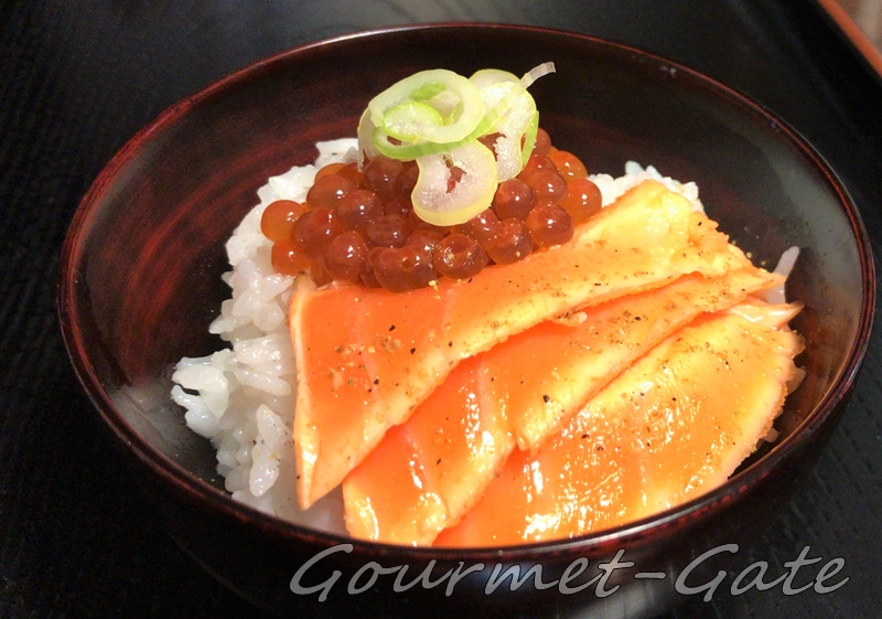 朝倉山椒をふりかけた鮭の親子丼、やまつ辻田
