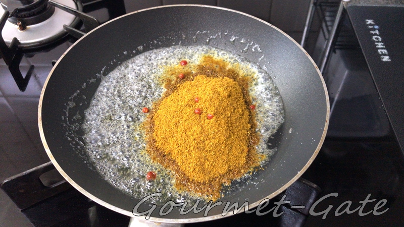 粉っぽさを消すにはカレー粉を油脂類で炒めれば良い