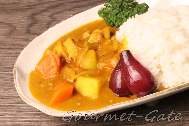 カレーに映える赤ワイン漬けのらっきょう