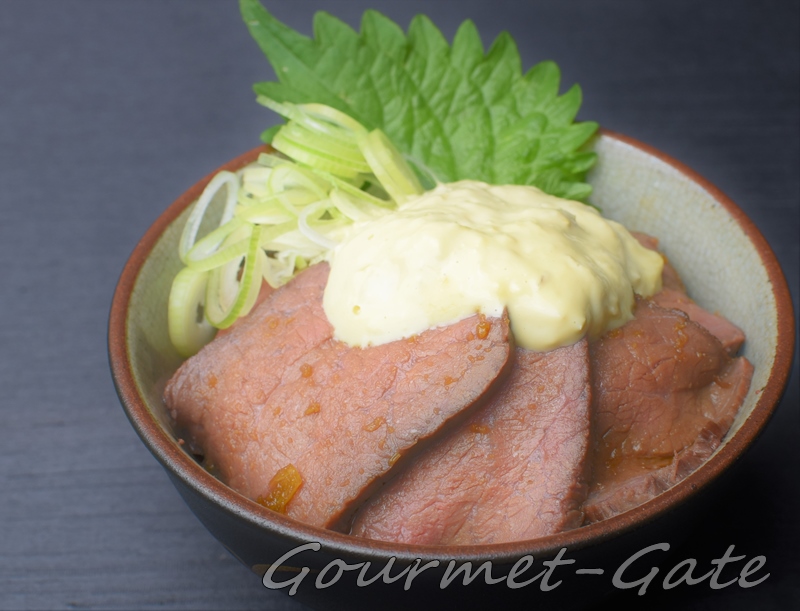 茎わさびマヨネーズ乗せローストビーフ丼