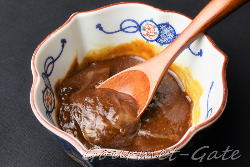 豚肉の味噌煮込みのタレは旨味がたっぷり、色々な料理に使える