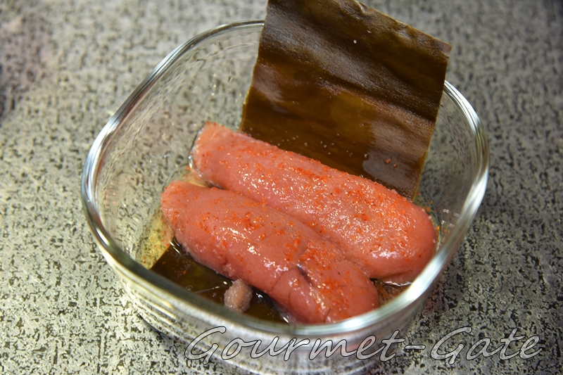 明太子を昆布で巻き、少しでも崩れない様にする