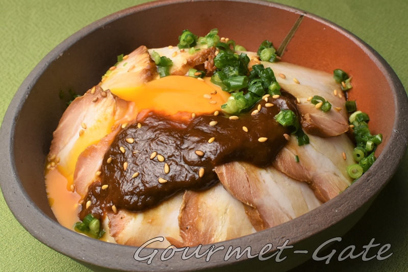豚肉の味噌煮込み丼、米久、料理、グルメ