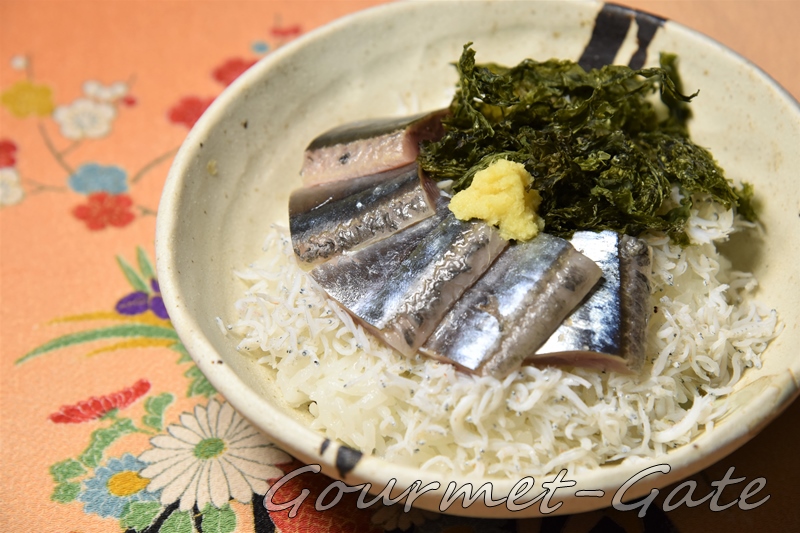 イワシの親子丼、漁師のまかない海苔、添え