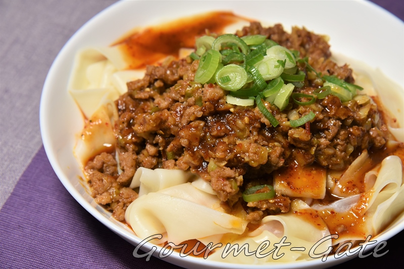 ひもかわうどん、担々麺、盛り付け