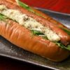 いぶりがっこソーセージ、ホットドッグ、窓