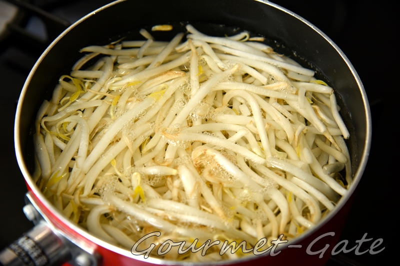 浜松餃子の必需品は茹でモヤシ