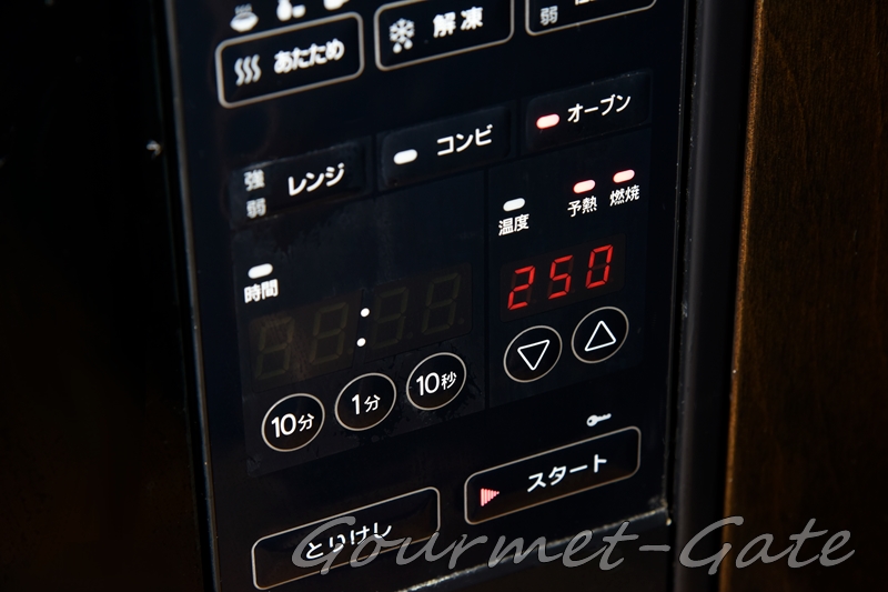 冷凍ピザは高温で一気に！