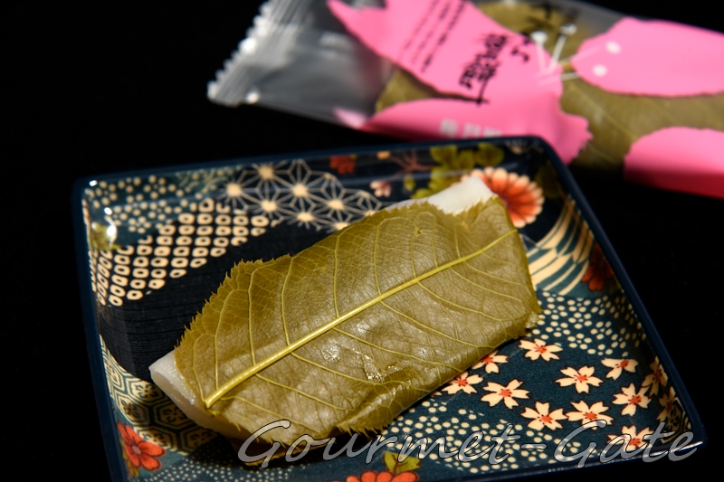 さくら葉餅は梅月園の名物、風味も良いが歯応えが最高