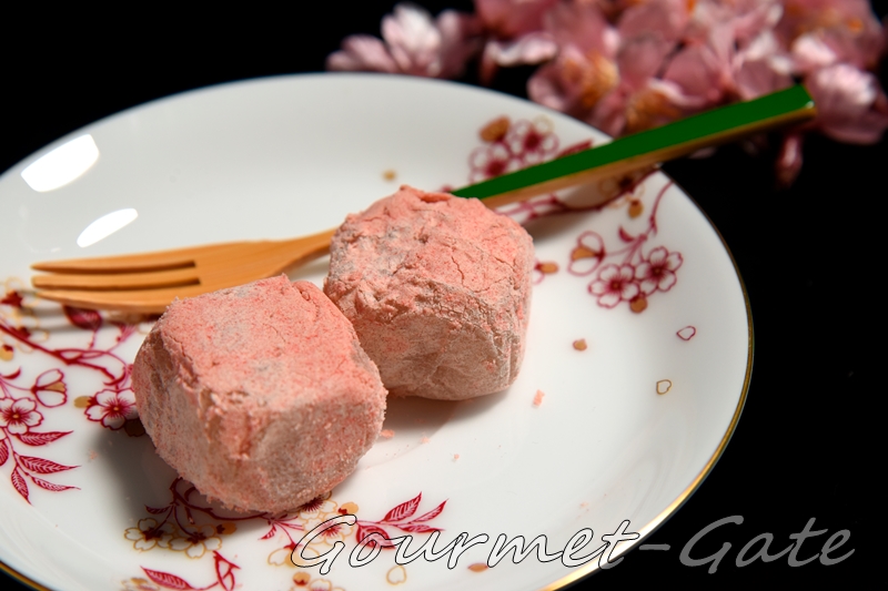 埋れ木さくらを盛り付け、桜の風味と酸味が心地よい