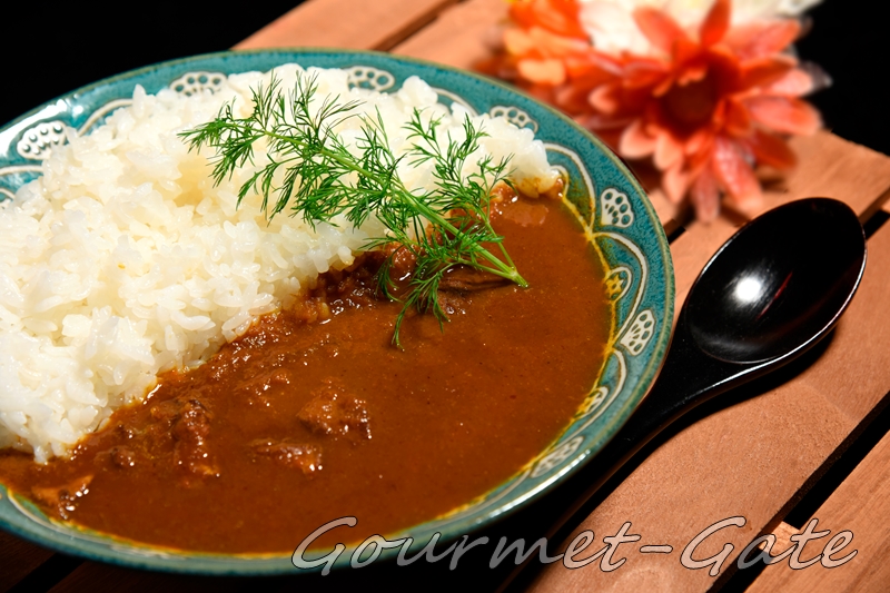 三笠会館の伝統チキンカレーを盛り付け