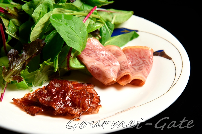 わたせいの和牛ベーコン、生と焼を比較