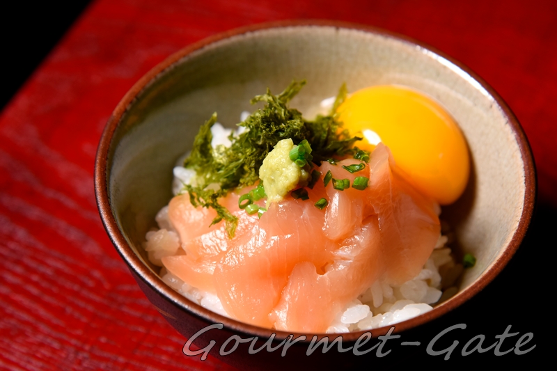 丹波黒どりの生ハムを使ったユッケ丼、幾らでも食べられる